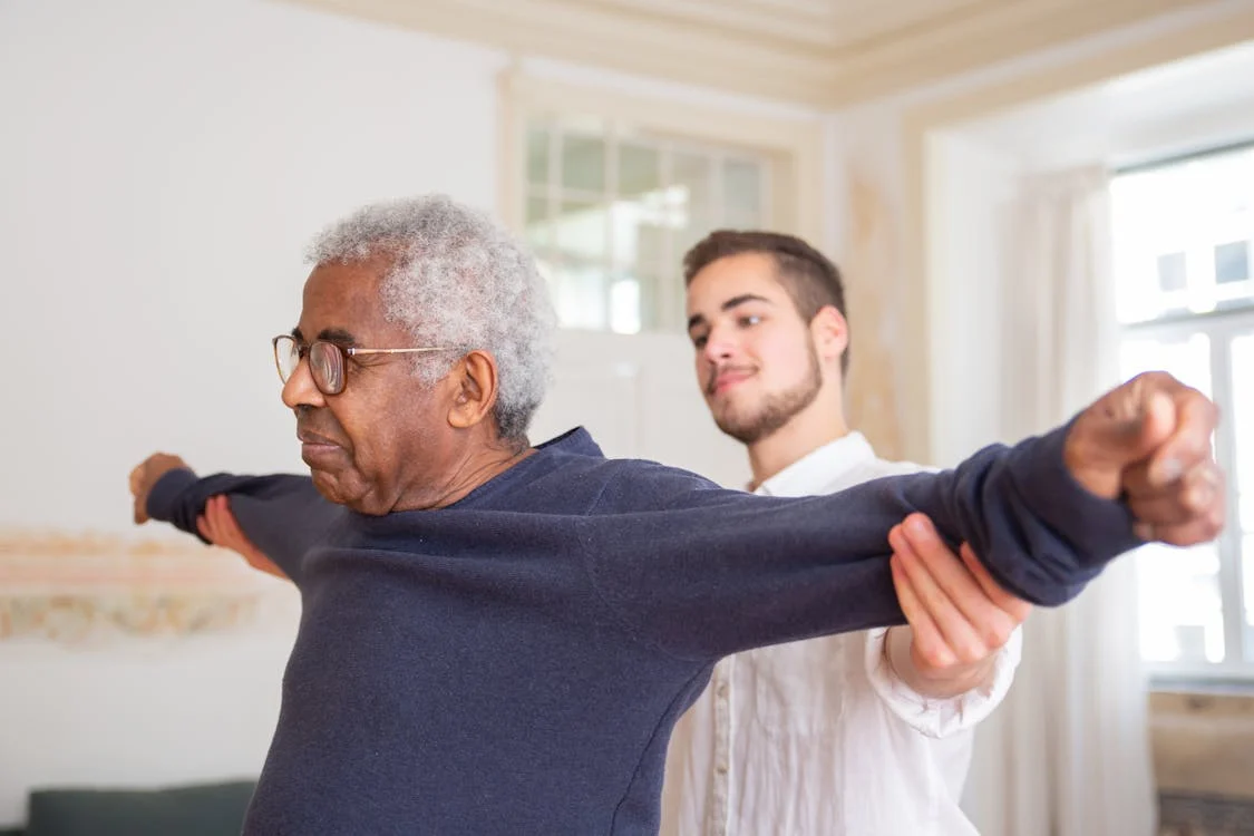 Los beneficios de la fisioterapia en la tercera edad.